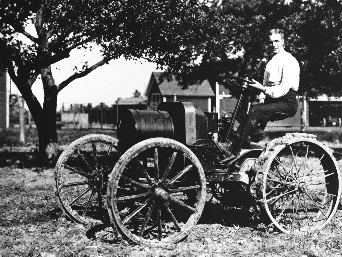 Генри Форд на изобретенной им бензиновой молотилке