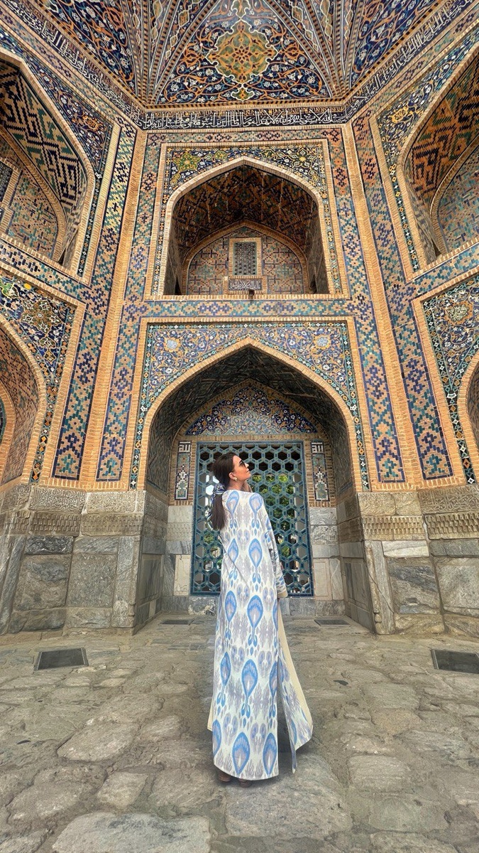 От майоликового убранства медресе разбегаются глаза