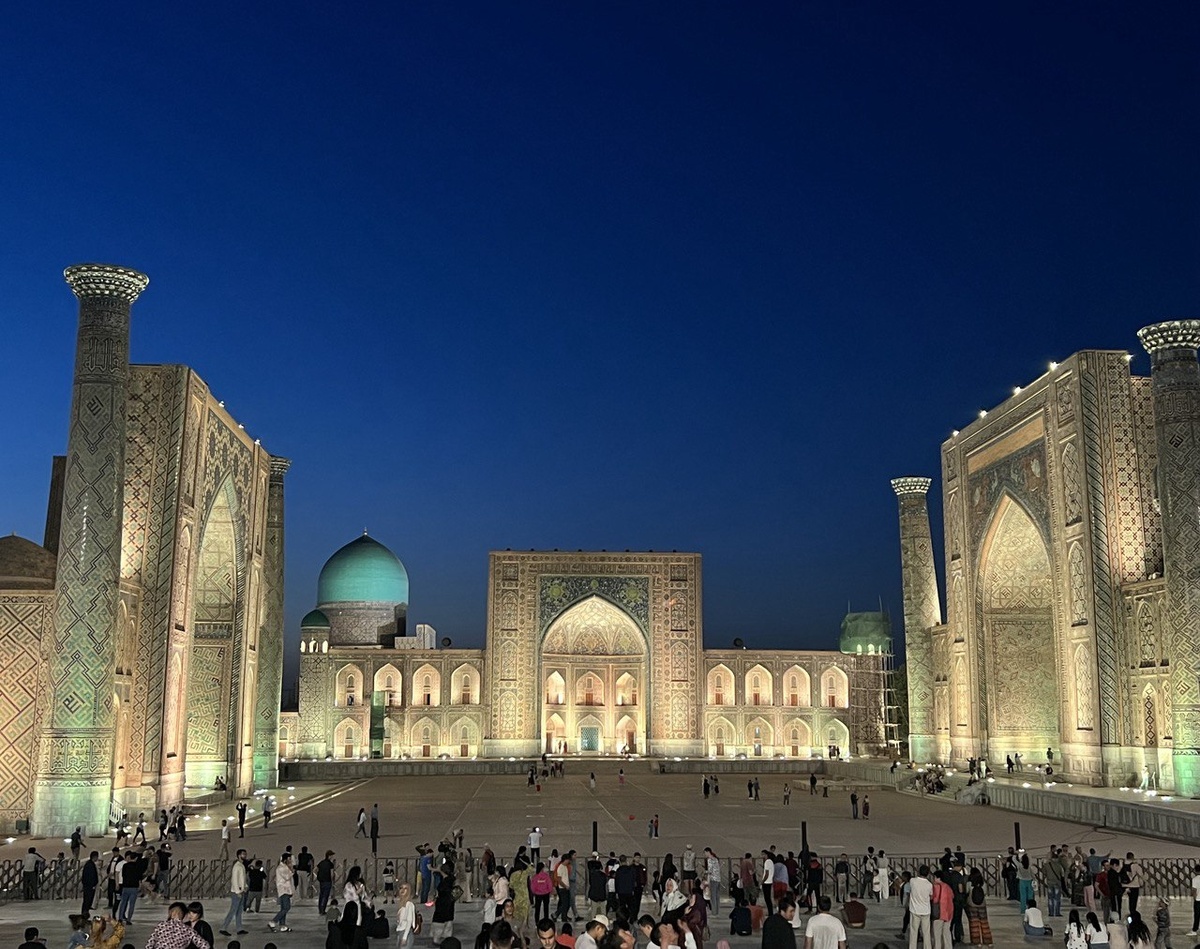 Ночной Регистан. Слева направо: медресе Улугбека, медресе Тилля-Кари, медресе Шердор.