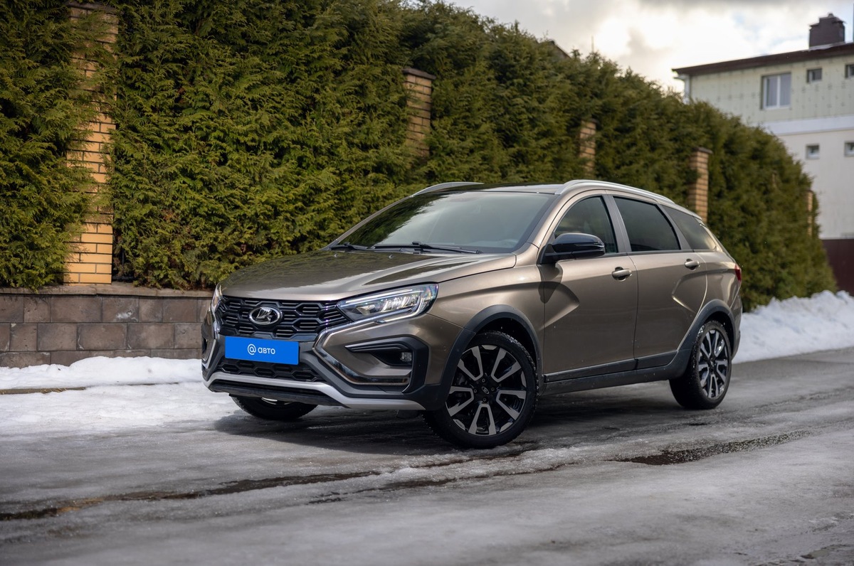    Обновленная Lada Vesta SW Cross стала сильнее отличаться от обычной «Весты». Теперь у нее — не только другой бампер, но и решетка радиатора с «сотовым» рисунком