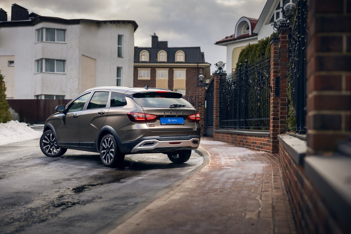    Версия Cross — это увеличенный до 203 мм дорожный просвет (на 25 мм больше, чем у обычной «Весты»), 17-дюймовые колеса и обвес из черного пластика, защищающий кузов от царапин