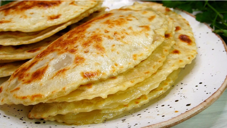 Янтыкъ с мясом, по-другому называют сухой чебурек, потому что жарятся на сухой сковороде. Тесто сочное, пропитывается начинкой