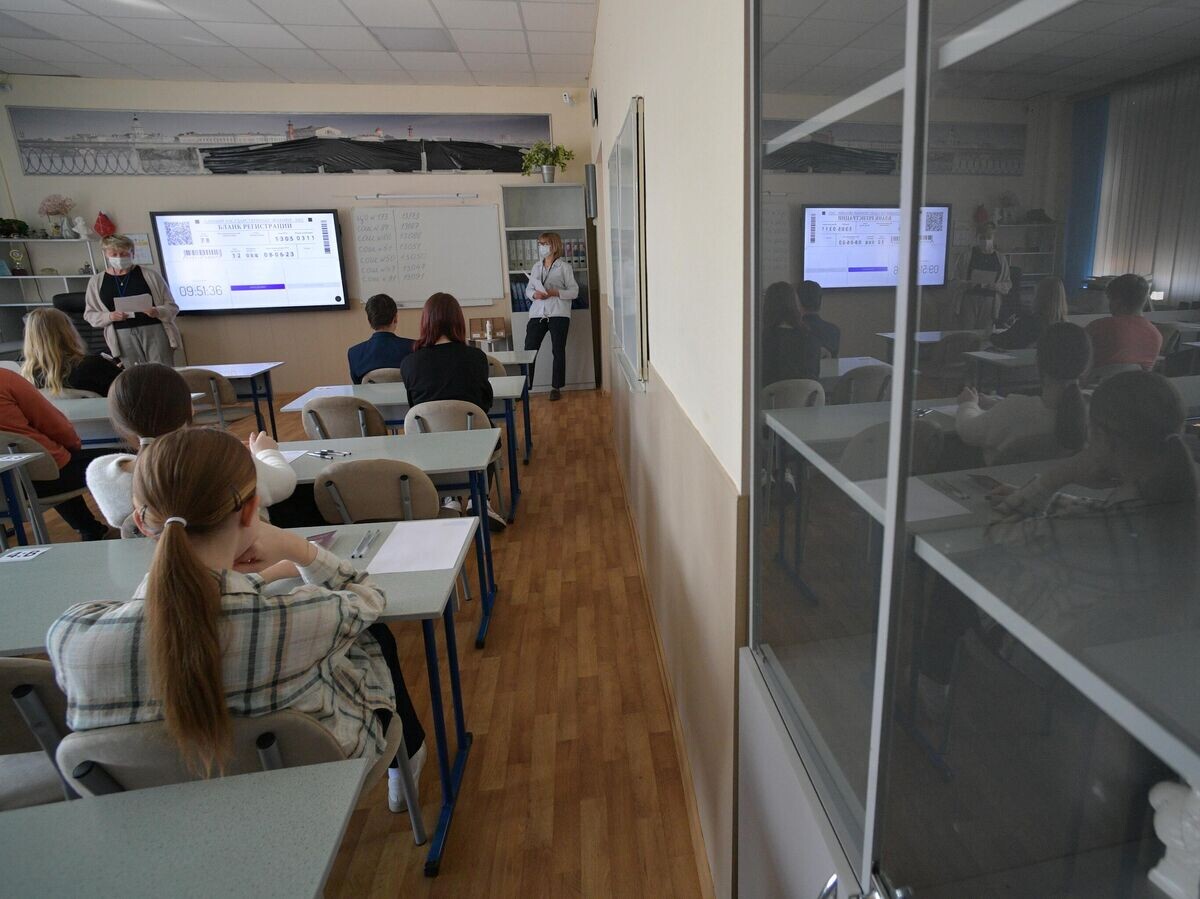    Школьники в классе перед началом ЕГЭ по обществознанию в Академической гимназии № 56 Санкт-Петербурга© РИА Новости / Александр Гальперин