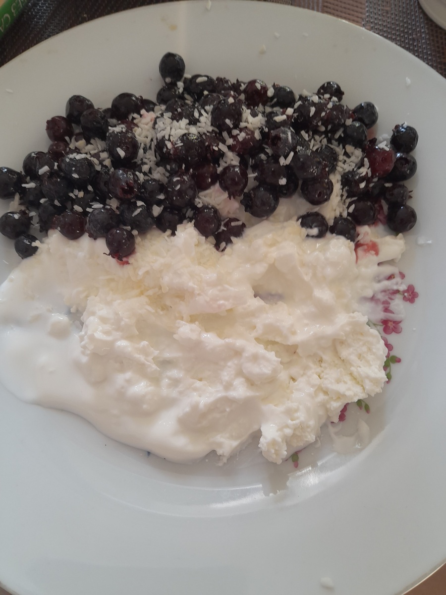 Фото автора. Сегодняшний завтрак – 5% творог одна столовая ложка с небольшой горкой, 15% сметана, ирга, чёрный хлеб граммов 15, кофе с молоком, шоколад, груша несладкая белая