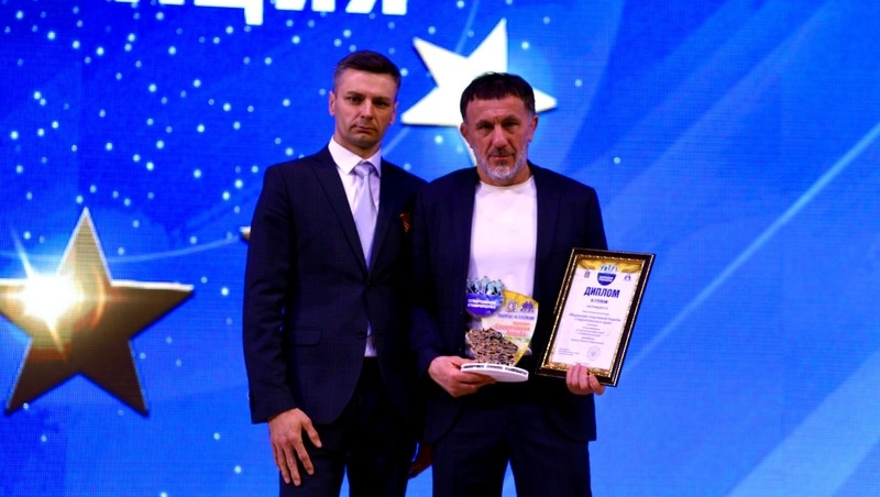    И.о. главы минспорта Ставрополья Олег Борзов и директор СШОР по спортивной борьбе Георгий Петров Фото: минспорт Ставропольского края