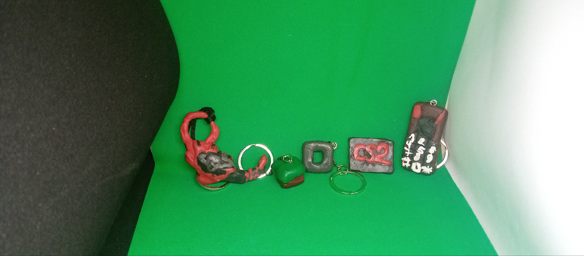 Хотите добавить нотку игрового стиля в свой образ? Коллекция аксессуаров по играм – это то, что вам нужно! Уникальные брелоки и значки украшены символикой ваших любимых игр, Эти аксессуары не просто красивы, они отражают вашу страсть к игре и выделяют вас среди других фанатов.