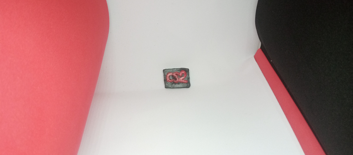 Хочешь показать свою любовь к CS2? Этот значок – идеальный выбор для тебя! Покажи всем свою преданность игре с этим уникальным аксессуаром. Отлично подходит даже для жосткой ткани. Будь частью сообщества геймеров, нося этот стильный значок!