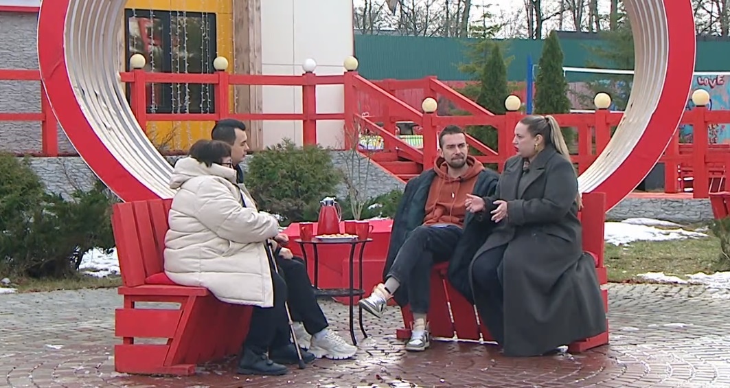 тет-а-тет Беккужева и с Ползовами и Шломой (фото из эфира на «Okko»)