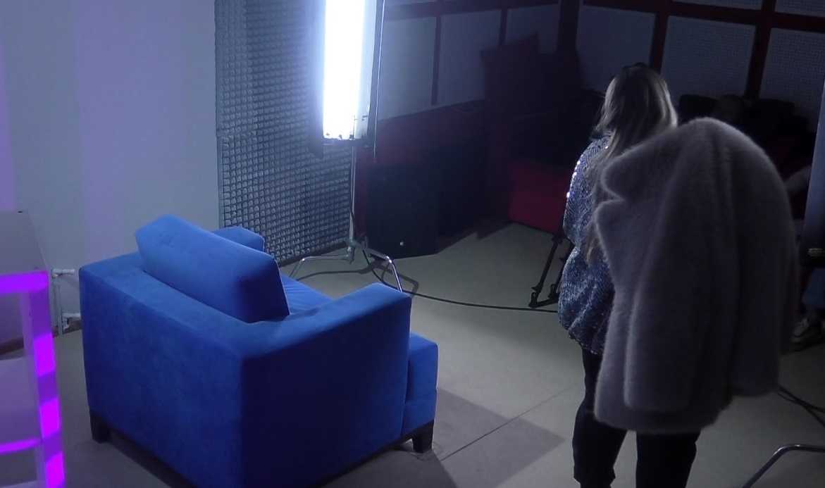 Лена Шлома после синхрона раскрывает тайну (фото из эфира на «Okko»)