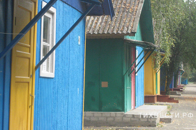 Вот такие домики были в пионерском лагере в начале 2000-х годов. Фото: Анастасия Славгородская.