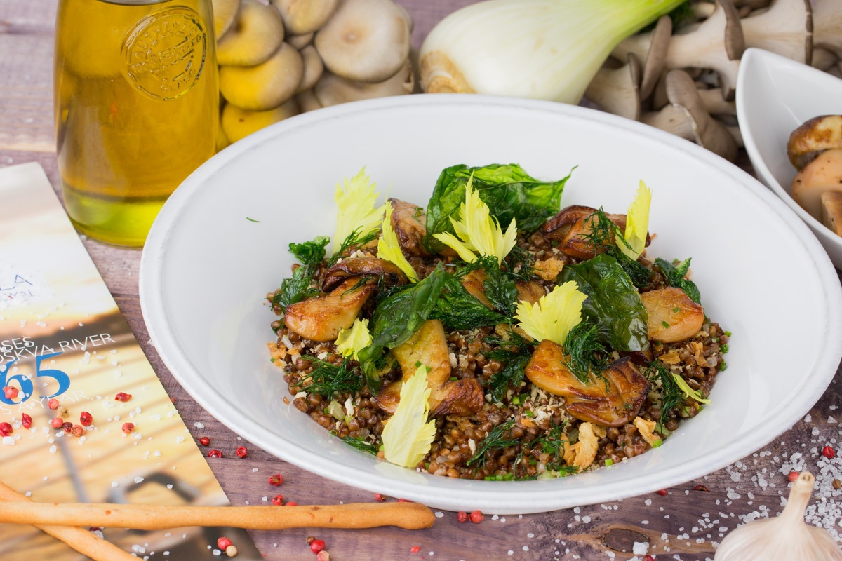 Гречка с белыми грибами и овощами