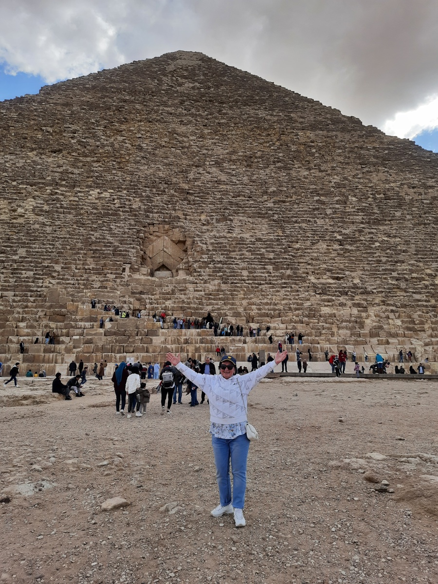 Вход в пирамиду Хеопса. Выше располагается заделанный оригинальный вход. Ниже для входа туристов расположен проход Аль-Мамуна, который был продолблен в камне вручную  при помощи горячего уксуса.