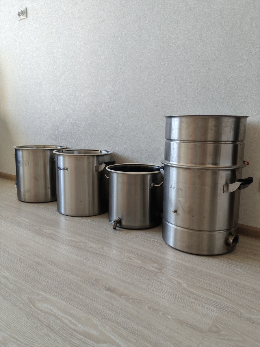 Разные перегонные кубы.