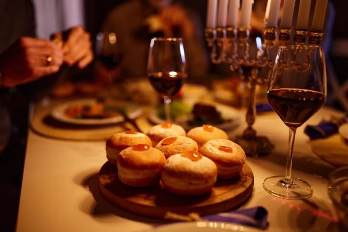    Пей вино, ешь уши.