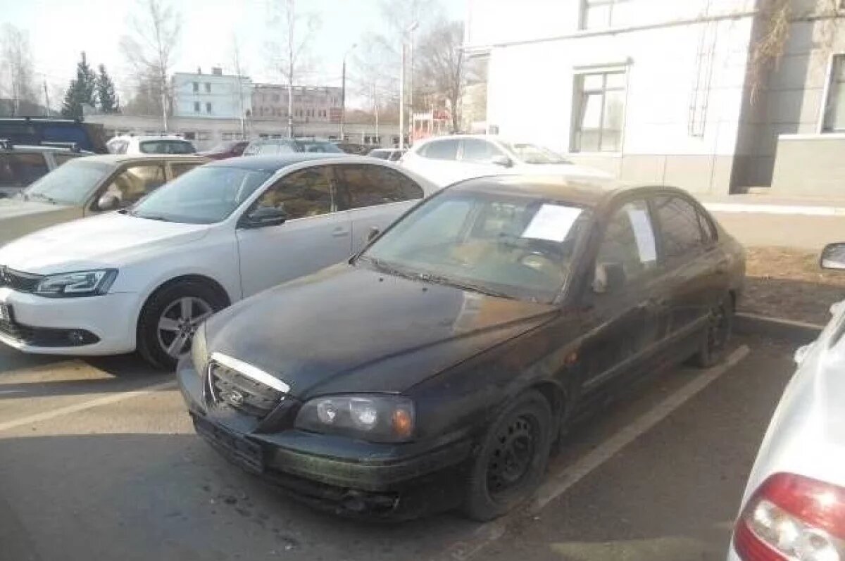    В Твери разыскивают владельца брошенного на улице Ротмистрова Hyundai