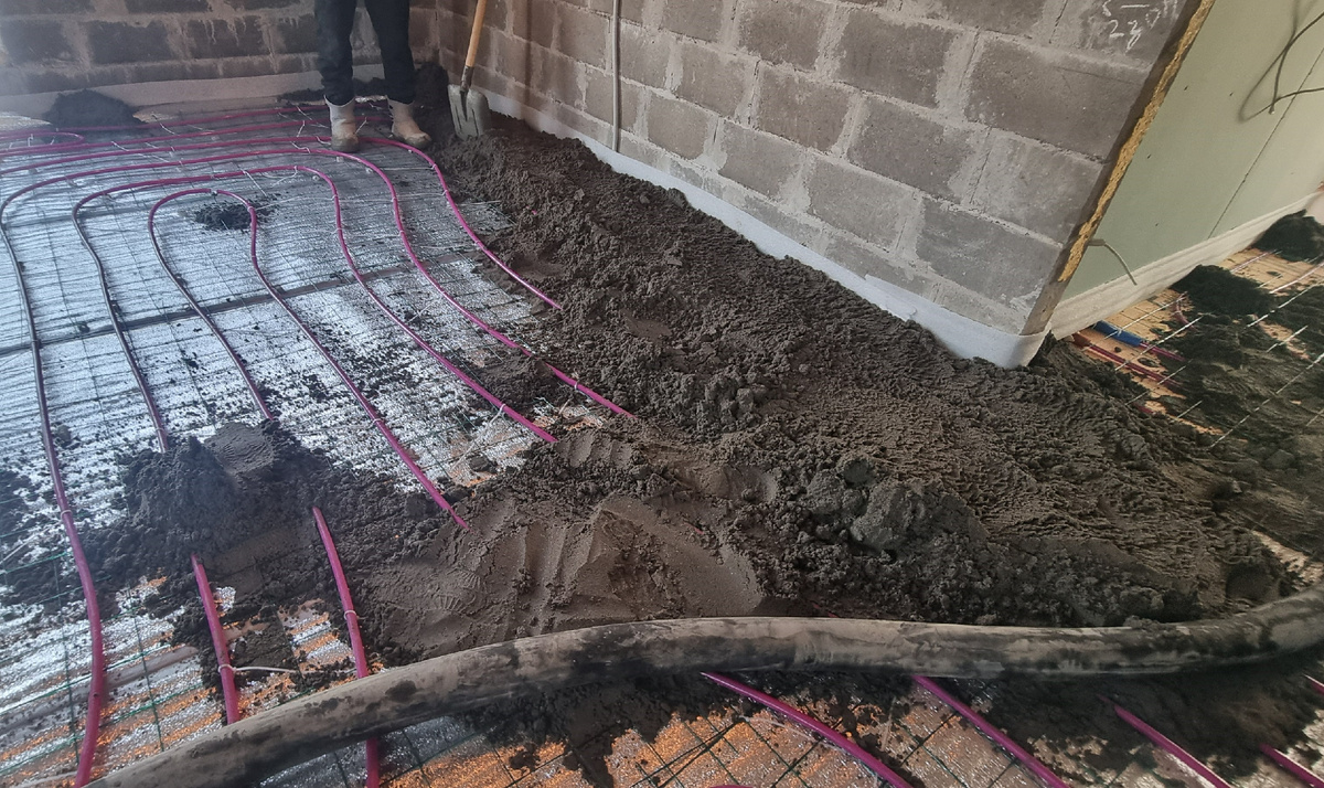 Изоляция системы теплого пола с помощью стяжки