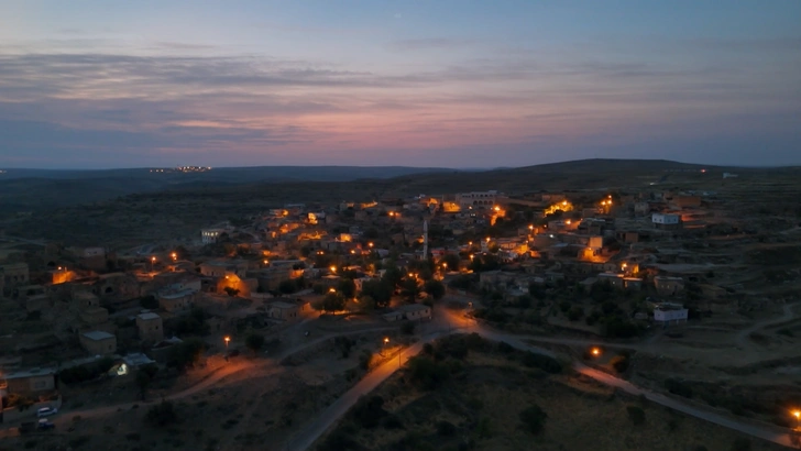 Кадр из заставки к сериалу «Далекий город»