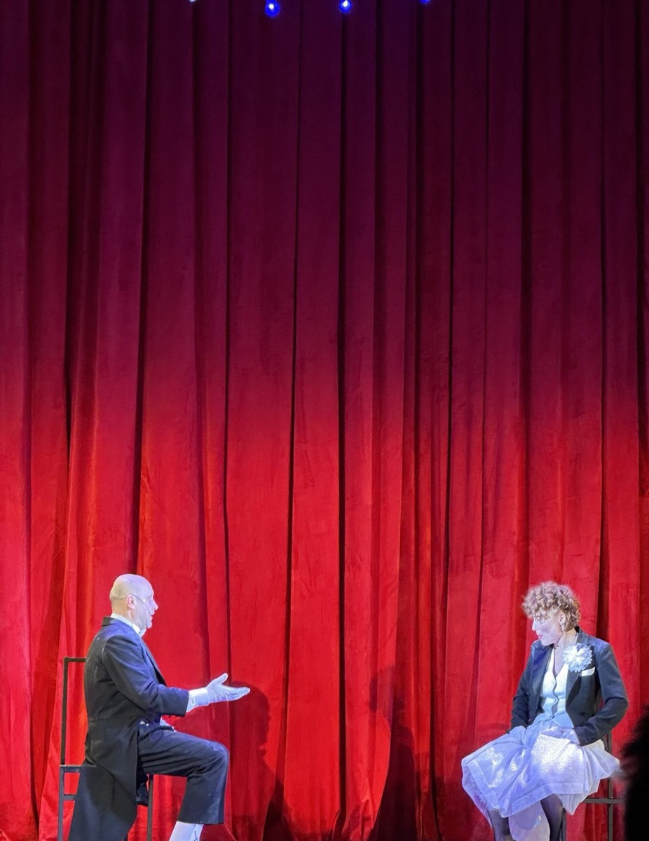 Иоханан Цингербай (Виталий Коваленко) и Бела Берло (Полина Кутепова). «Торговцы резиной» по одноименной пьесе Ханоха Левина. «Арт - Партнер ХХI века». Фото автора.