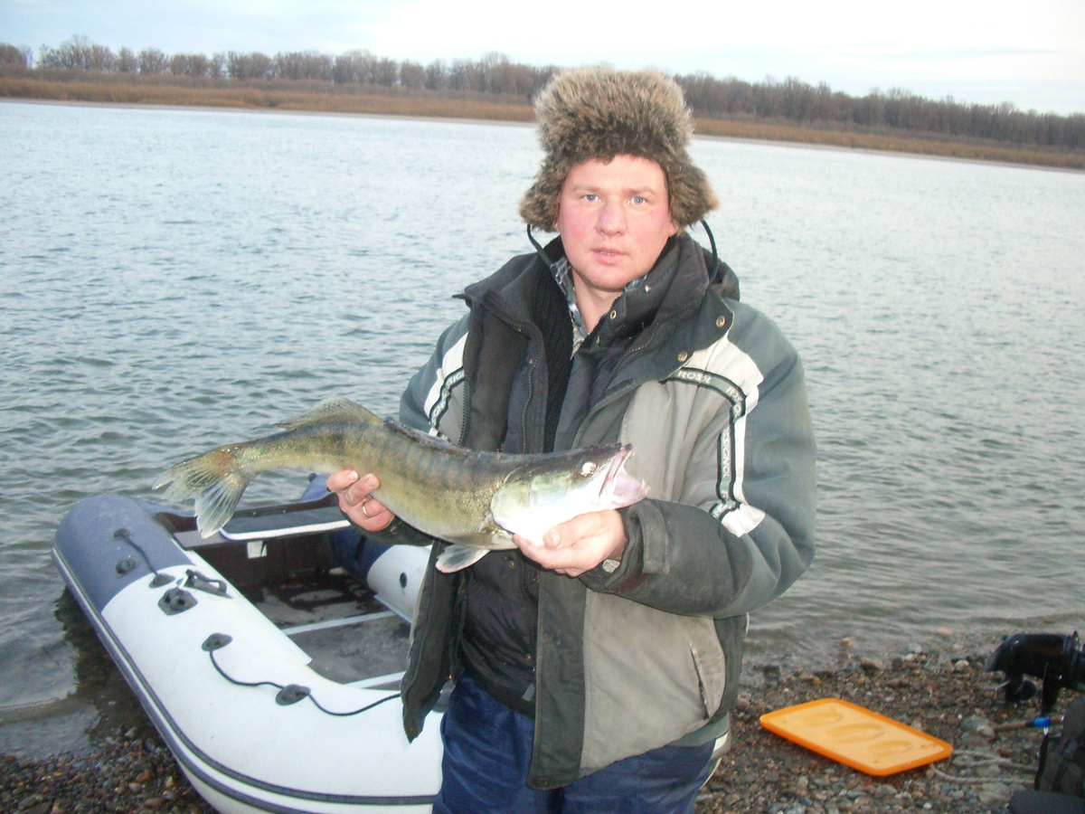 Уже холодно,а судак клюёт...