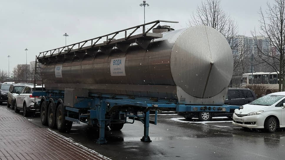 Водоканал расставил питьевые цистерны по адресам вблизи прорыва трубы на Подвойского.📷Фото: пресс-служба Водоканала