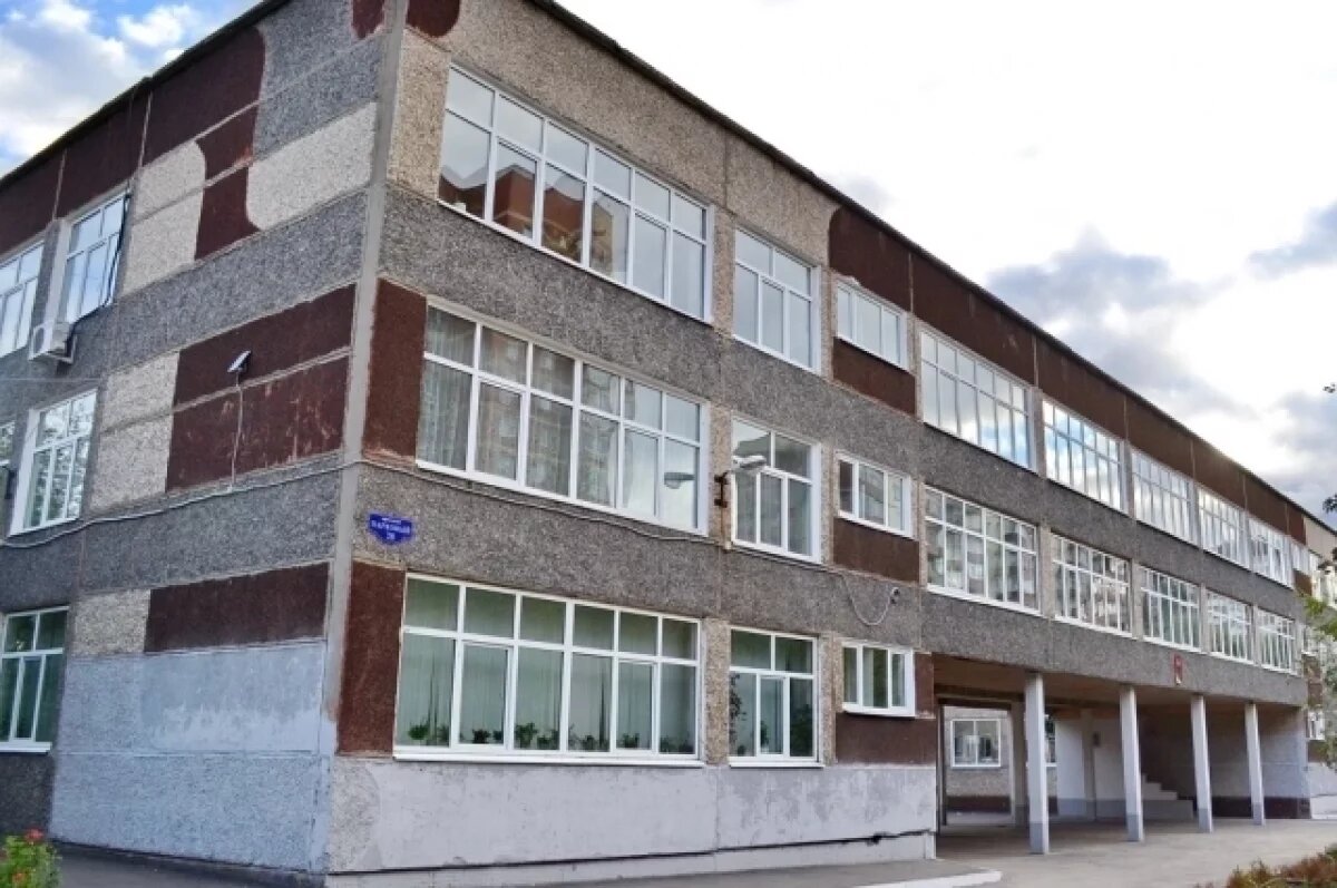    Школьник хватал учительницу прямо на глазах у класса