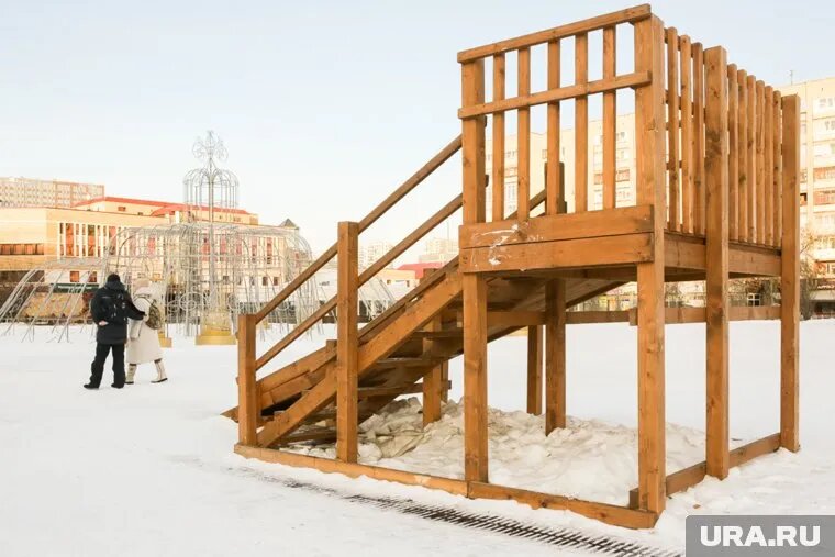 Обрушение горки произошло вечером 11 января. Фото: Денис Моргунов © URA.RU