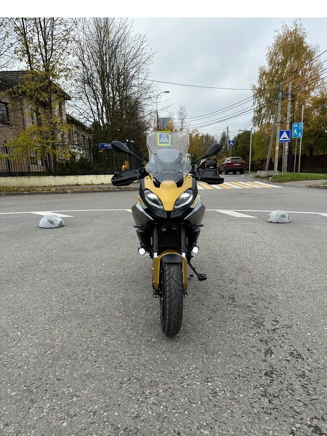 Вариант установки на дополнительных кронштейнах в районе защитных дуг (Вид спереди) 