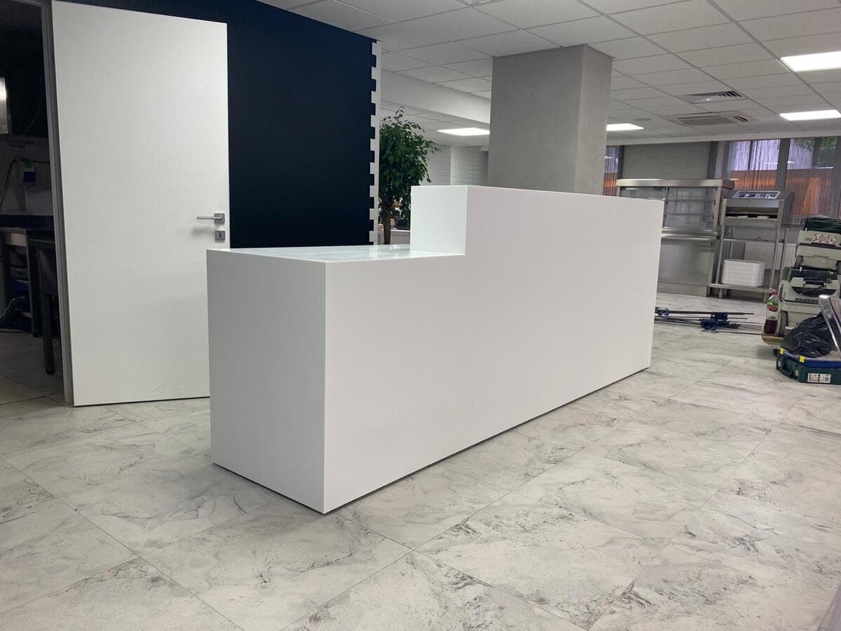 Барная стойка из белого искусственного камня для корпоративной столовой.