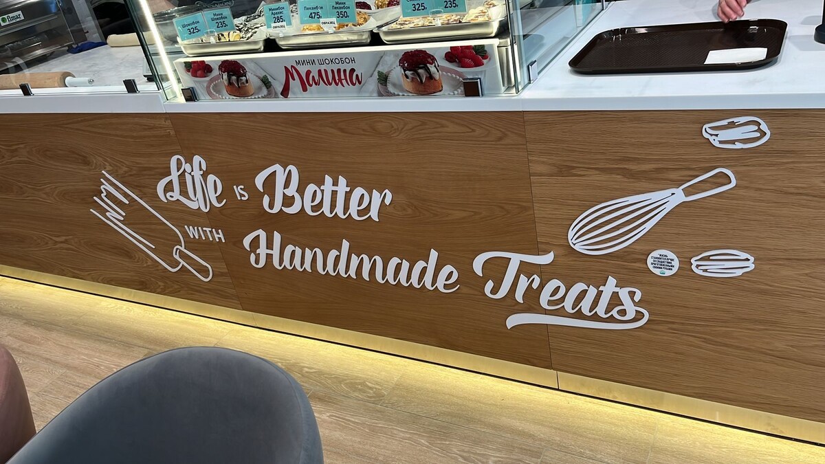 Фасад барной стойки из шпона. Кафе-пекарня Cinnabon, ТЦ Европолис в Санкт-Петербурге.