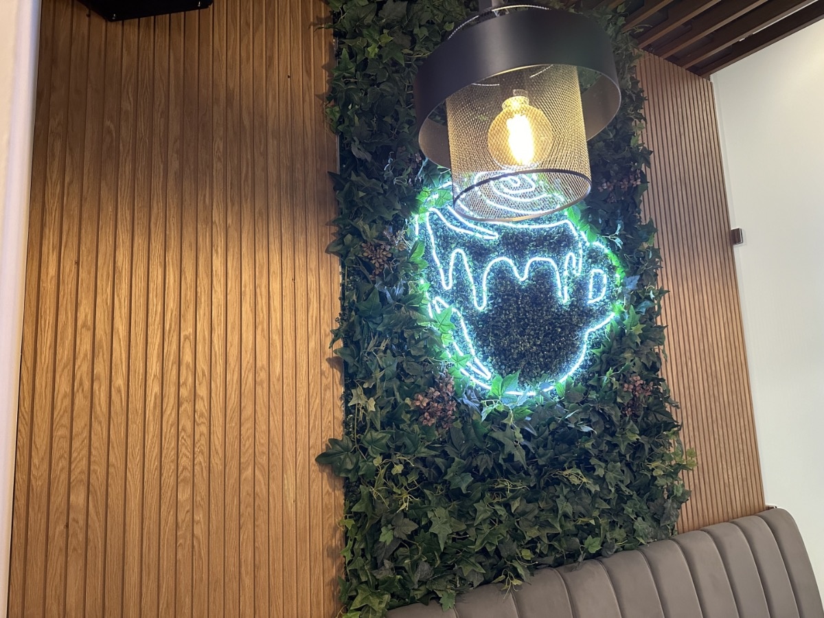 Декоративное панно из шпонированных реек. Кафе-пекарня Cinnabon на Мясницком проезде в Москве.