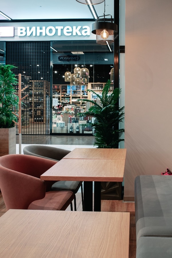 Столешницы из шпона дуба. Кафе-пекарня Cinnabon в ТРЦ Экопарк, Санкт-Петербург.