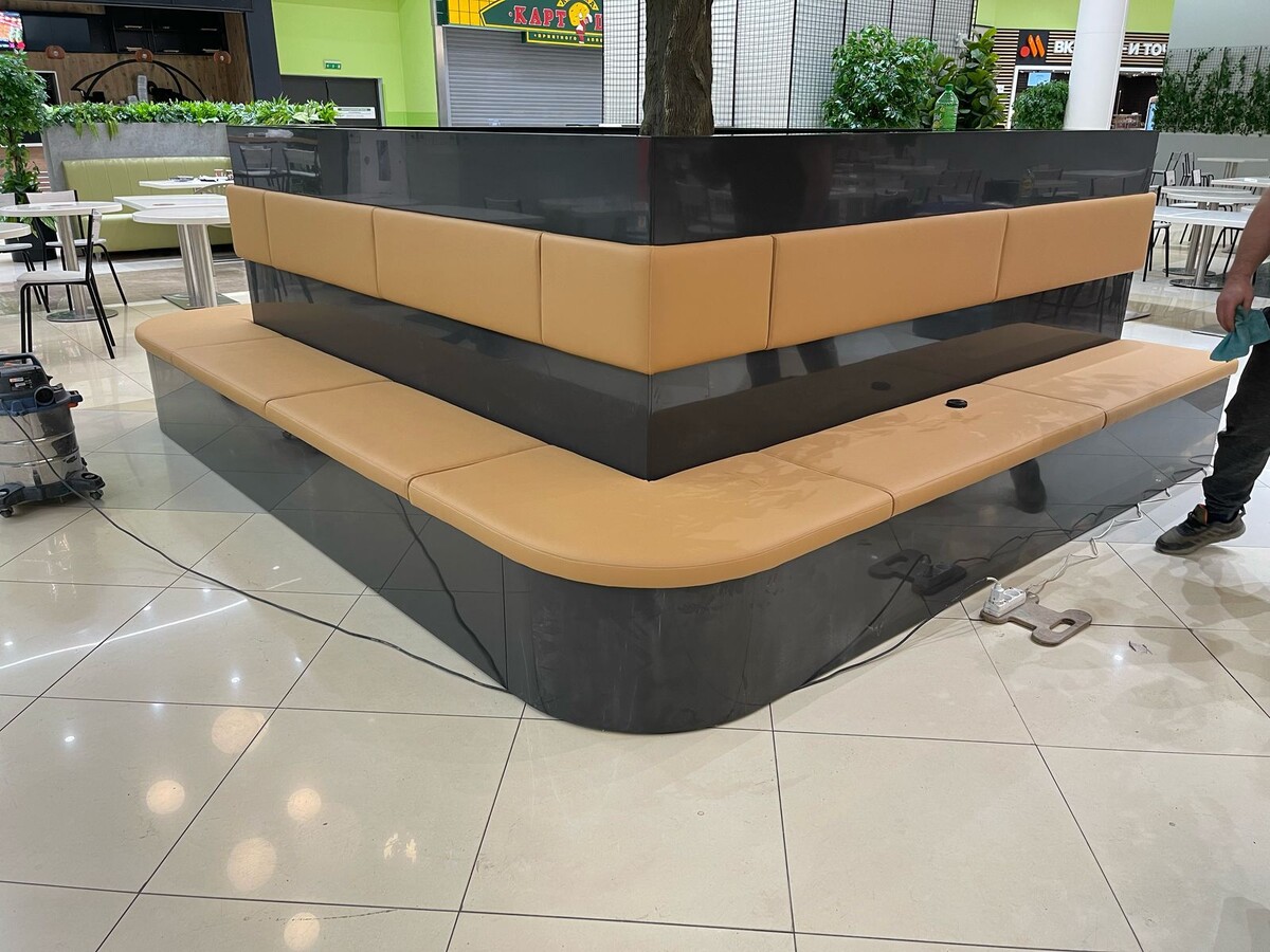 Кашпо-диван из искусственного камня. Мебель для фуд-корта в ТЦ Город Лефортово.