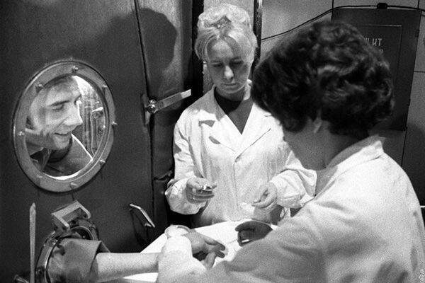 Идет сеанс очередной связи с испытателями в установке «БИОС-3». На связи испытатель В.В. Терских (в иллюминаторе), фото 1973 года. Фото: photo.kirensky.ru