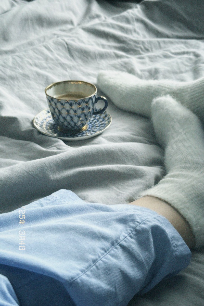 Чашечка из советского набора ЛФЗ. С самого детства схожу с ума от посуды с кобальтовой сеткой. Мечтала о таком, и вот бабушка подарила мне небольшой новый сервиз, который стоял ещё с советских времён. Я достала чашечки, нечего им стоять в коробке!