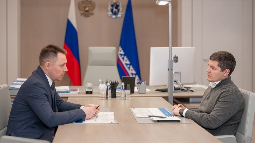    фото – сайт правительства ЯНАО. Андрей Бандурко рассказывает губернатору о развитии Губкинского