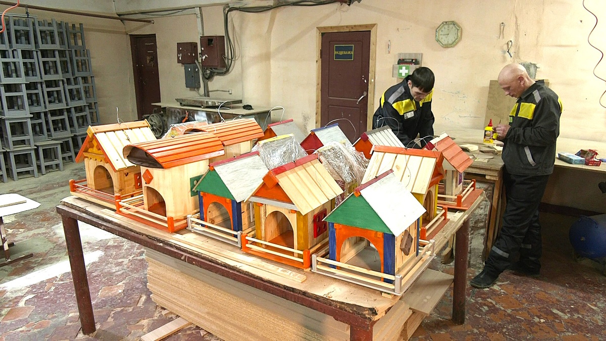    Осуждённые мастерят креативные кормушки для парков Югры