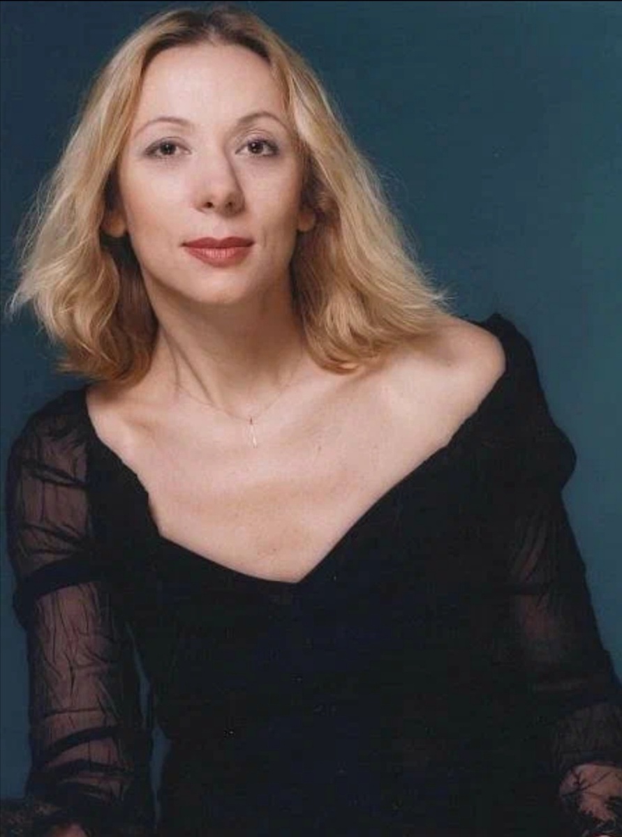 Оксана Мысина играла роль Елены Сергеевны в театре. 🎭 На американского гражданина пьеса произвела неизгладимое впечатление. Опять же, не понимаю, где наши- то были? В плане внимания, рецензий картины? Очень странно.