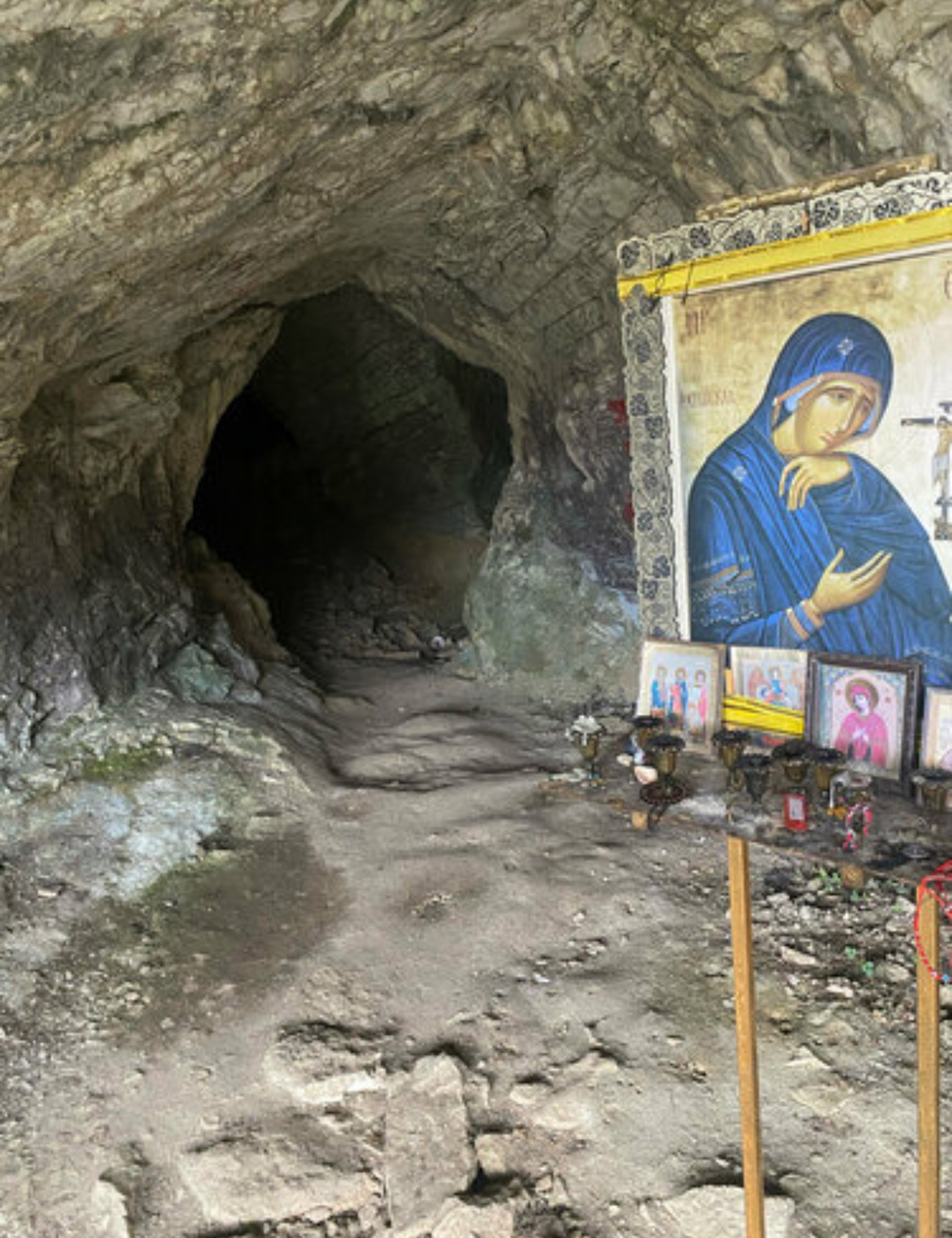 вход в Ахштырскую пещеру