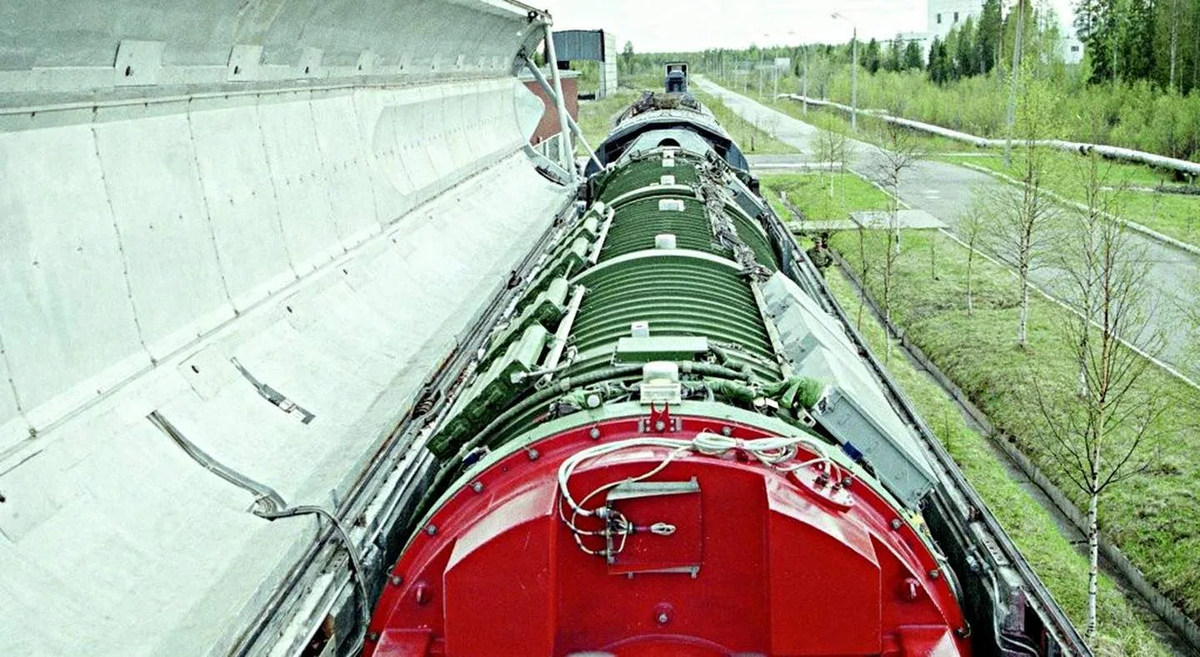 БЖРК в пункте постоянной дислокации. Вид на ракету в ТПК 