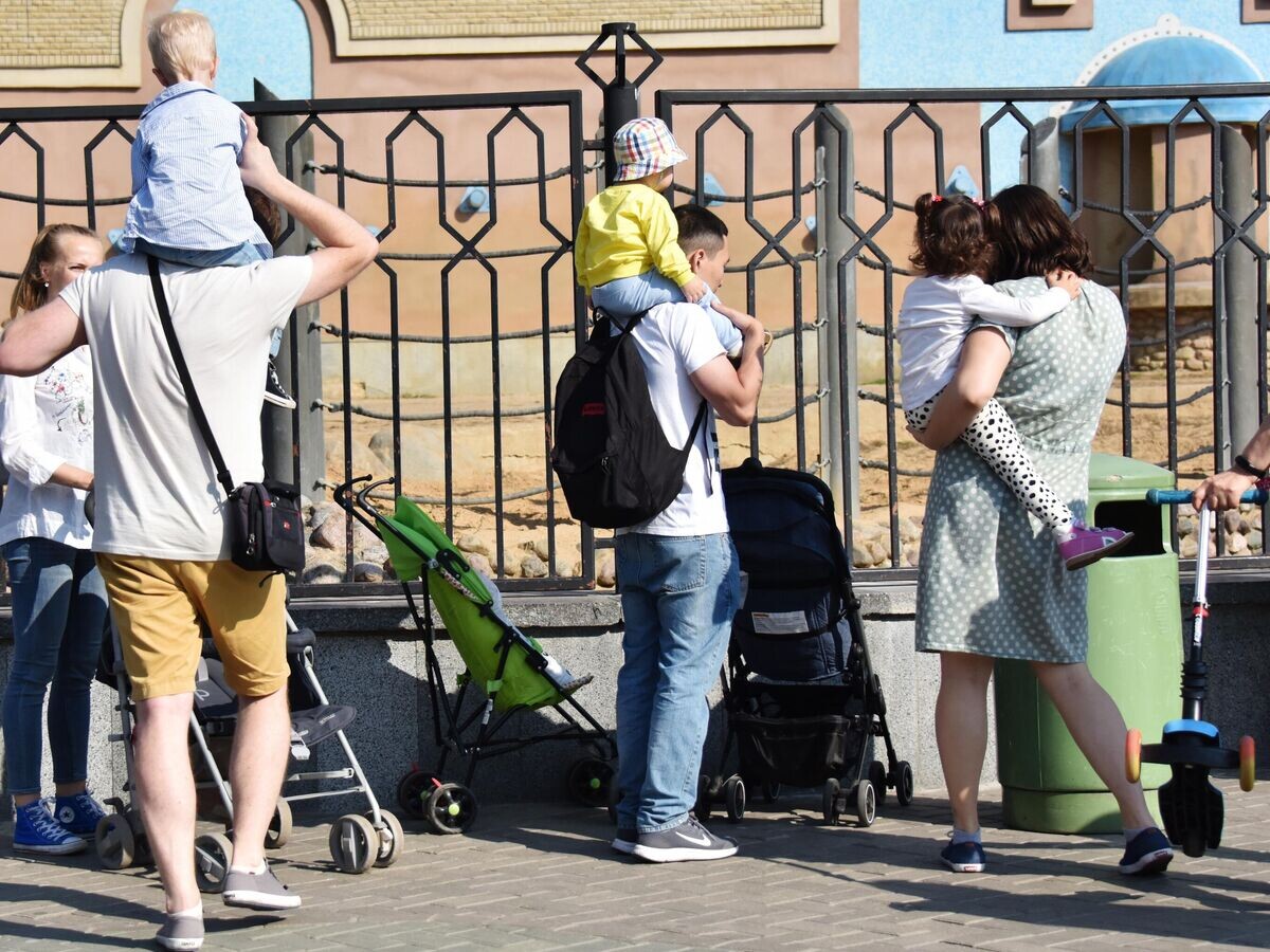    Люди с детьми в Московском зоопарке© РИА Новости / Наталья Селиверстова