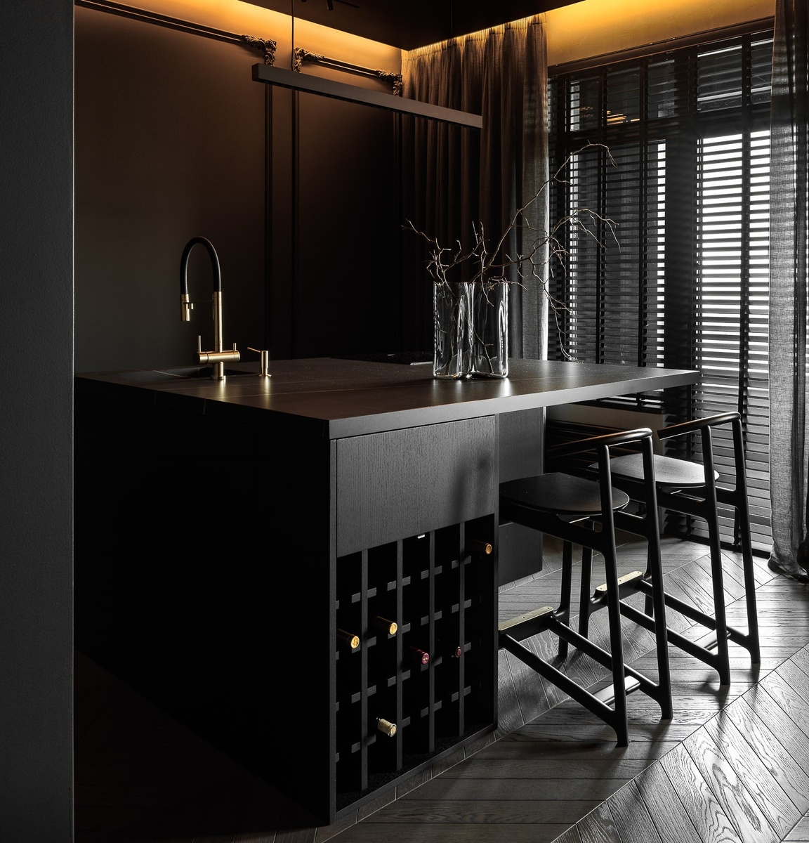 Кухонный остров со встроенной мойкой, винным шкафом, системой хранения и варочной поверхностью, изготовленный и смонтированный специалистами компании "Бельведер Сервис"