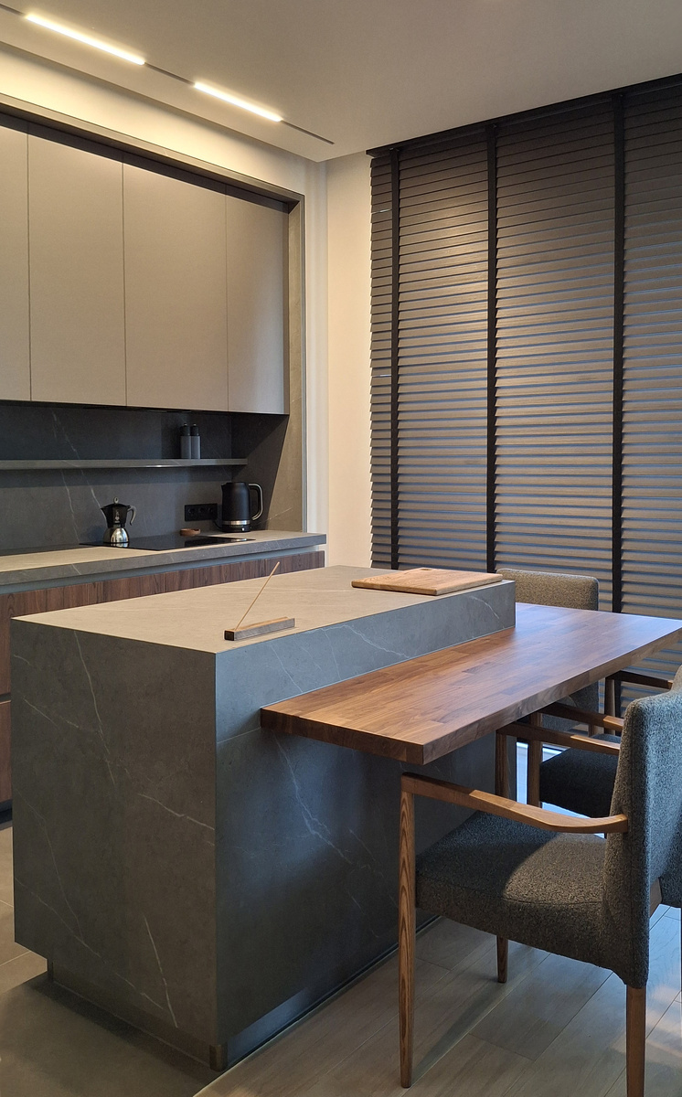 Компактный кухонный остров из керамогранита, созданный по индивидуальному заказу компанией "Бельведер Сервис"