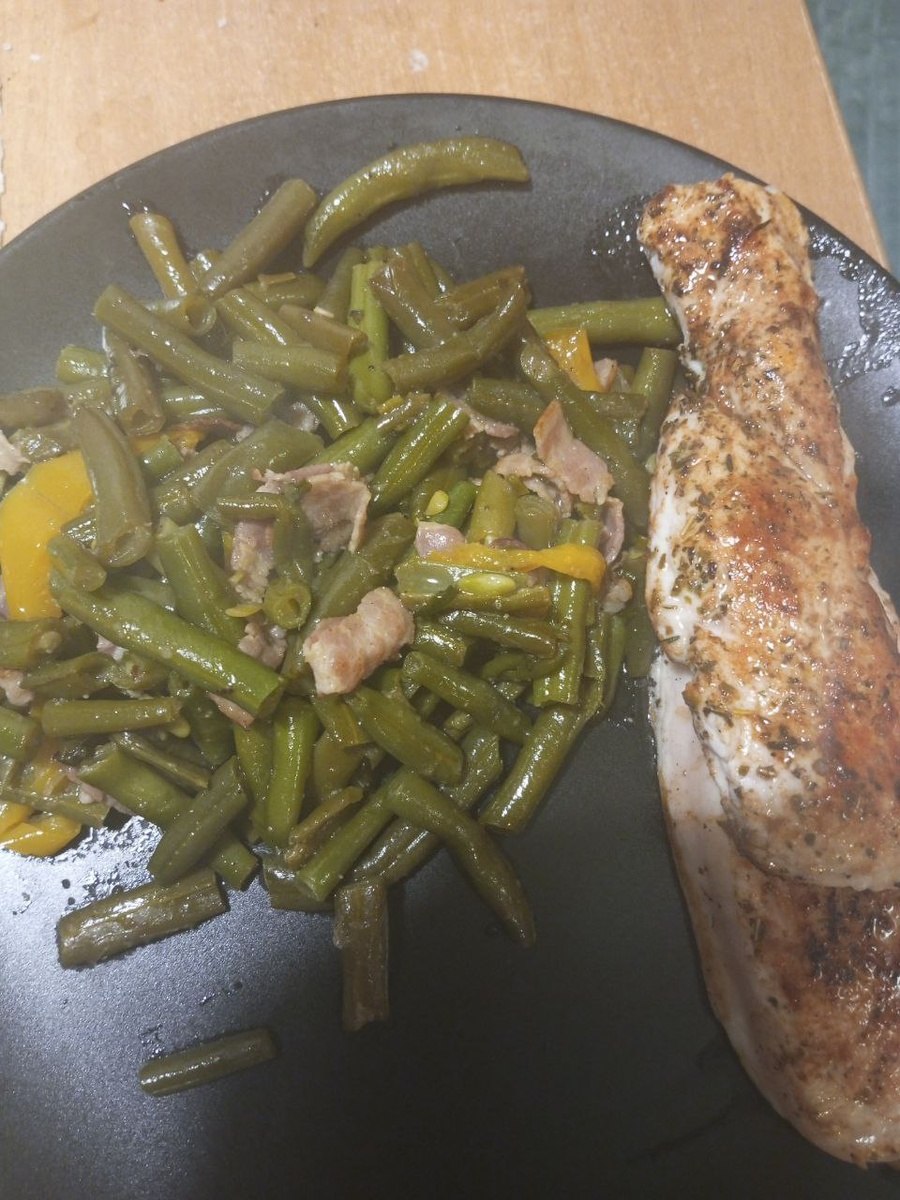 Это мой ужин. Фото получилось мутновато. Лобио с беконом и кусок грудки индейки. Да, я пост не соблюдаю.