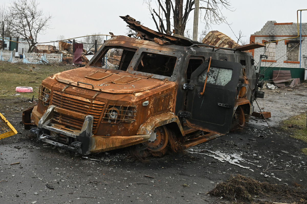 Сгоревший бронеавтомобиль "Козак" в деревне Русская Конопелька в Суджанском районе Курской области, освобожденной российскими Вооруженными силами от подразделений ВСУ ©Станислав Красильников/РИА Новости  📷