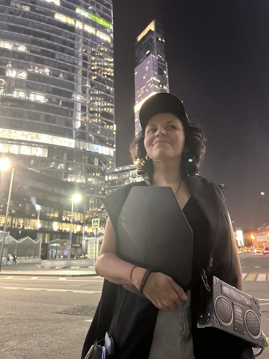 "Как я любил, так я теперь и ненавижу -
А пуля летит прямо к тебе - пуля всё ближе."(с) Художница за плитой. Завтра во всех немецких СМИ - как символ русской агрессии!