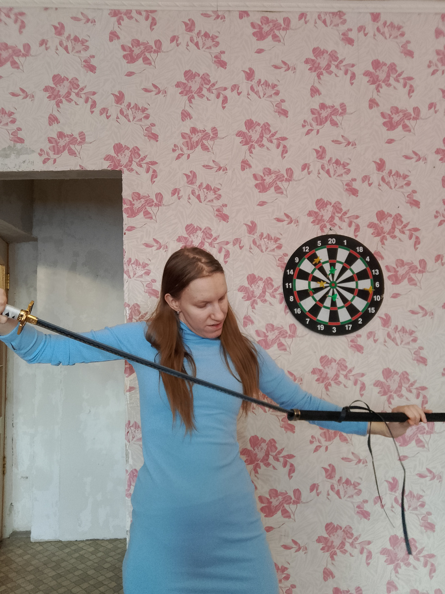 В гостях. Фотографируюсь с коллекциями. Никого не кикнула ещё. Да и это реплики. 