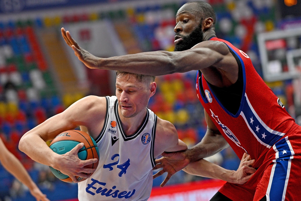    Игрок БК "Енисей" Тимофей Герасимов (слева) и игрок ПБК ЦСКА Тони Джекири в матче Единой лиги ВТБ сезона 2024/25 между командами ПБК ЦСКА (Москва) и БК "Енисей" (Красноярск). / Алексей Филиппов/ РИА Новости