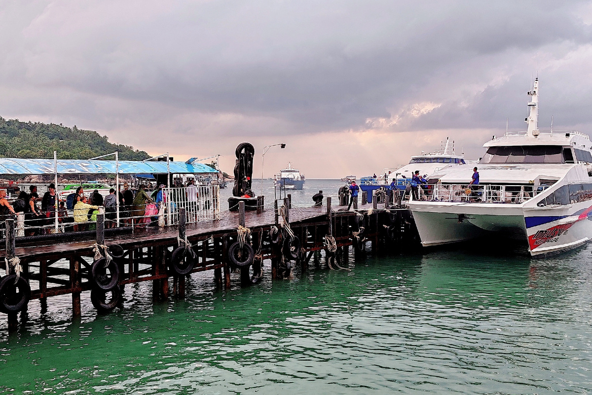 Катамаран Lomprayah на причале Ко-Тао