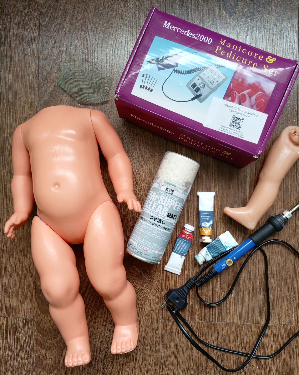 Фото автора, многострадальная кукла и инструменты для починки