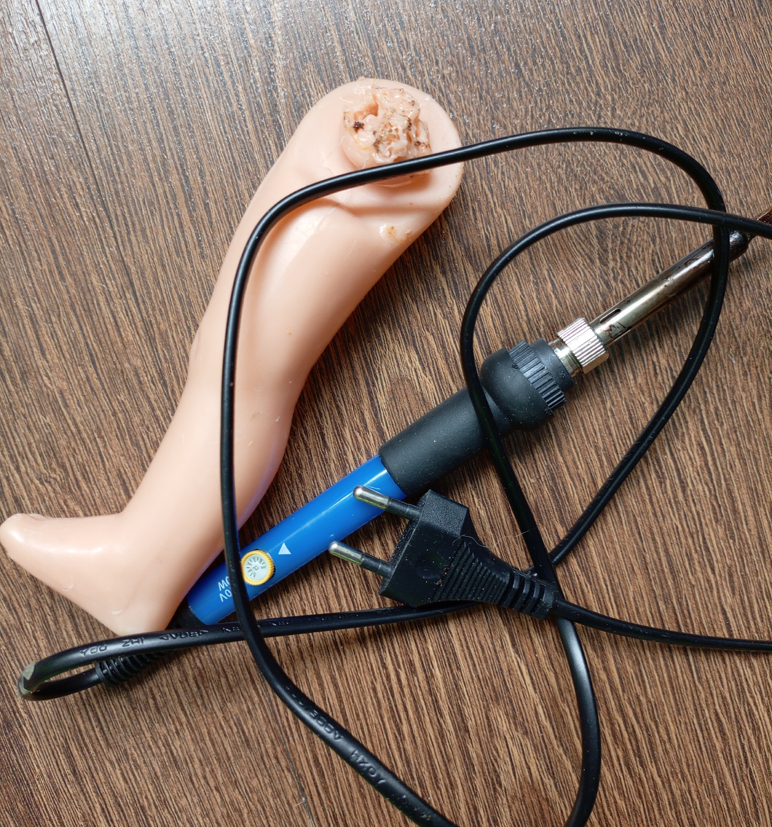 Паяльник и нога от другой куклы